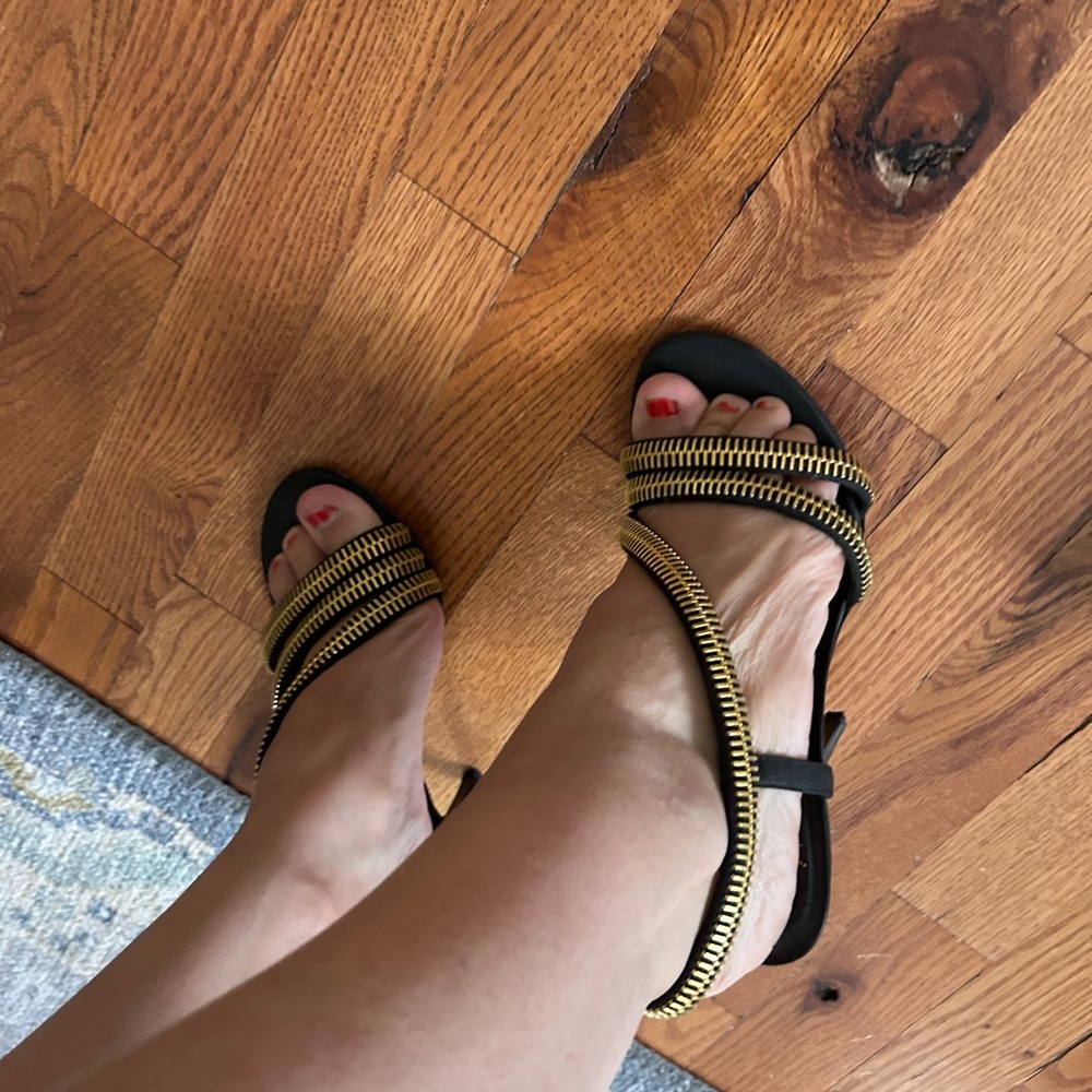 Burberry Elegant Black and Gold Women's Heels - Picture 6 of 7